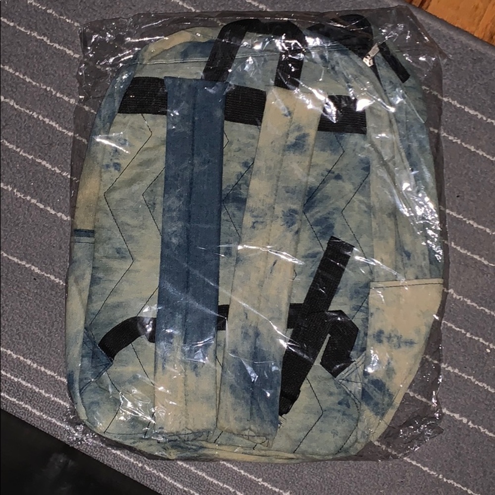 Young & reckless backpack - Picture 2 of 2